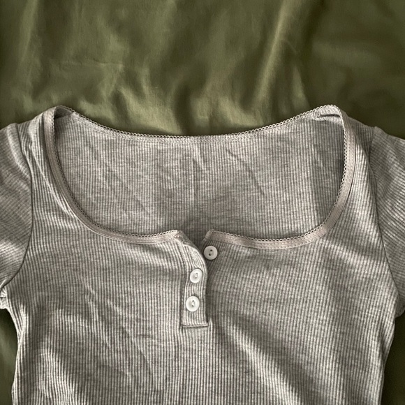 Gray Ribbed Crop Top - Picture 2 of 3